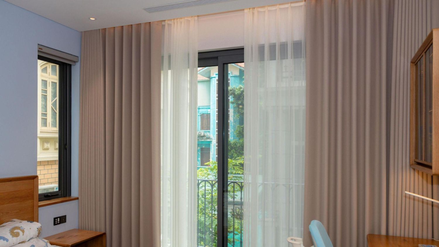 How a Door Curtain Hanger Supports Curtains Effectively